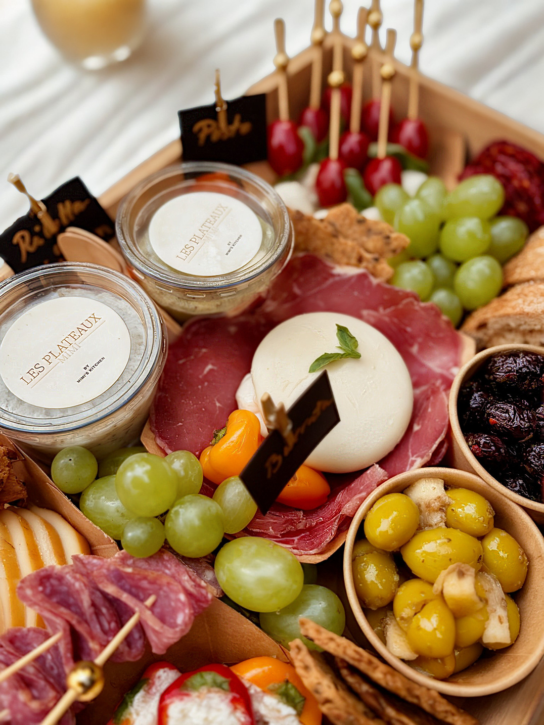 Plateau gourmand avec burrata, charcuteries et olives